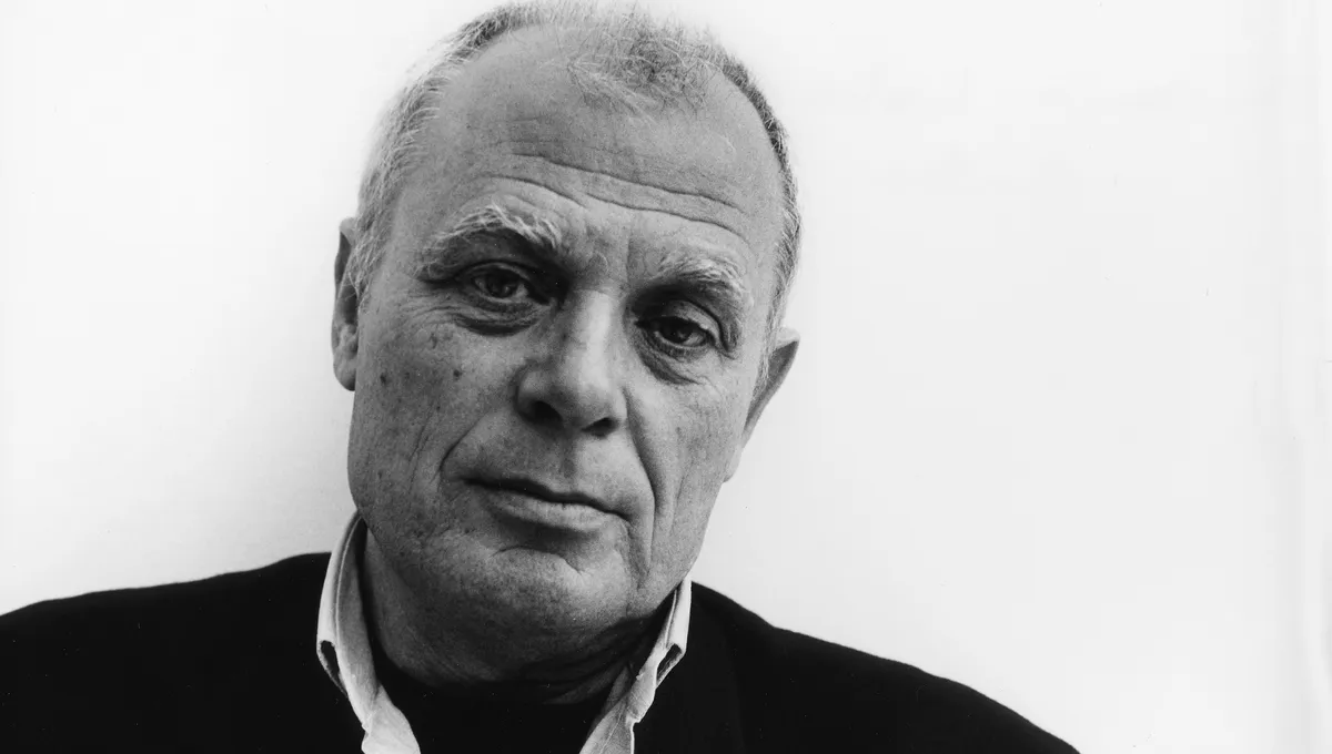 Portrait en noir et blanc de L’écrivain portugais Antonio Lobo Antunes.