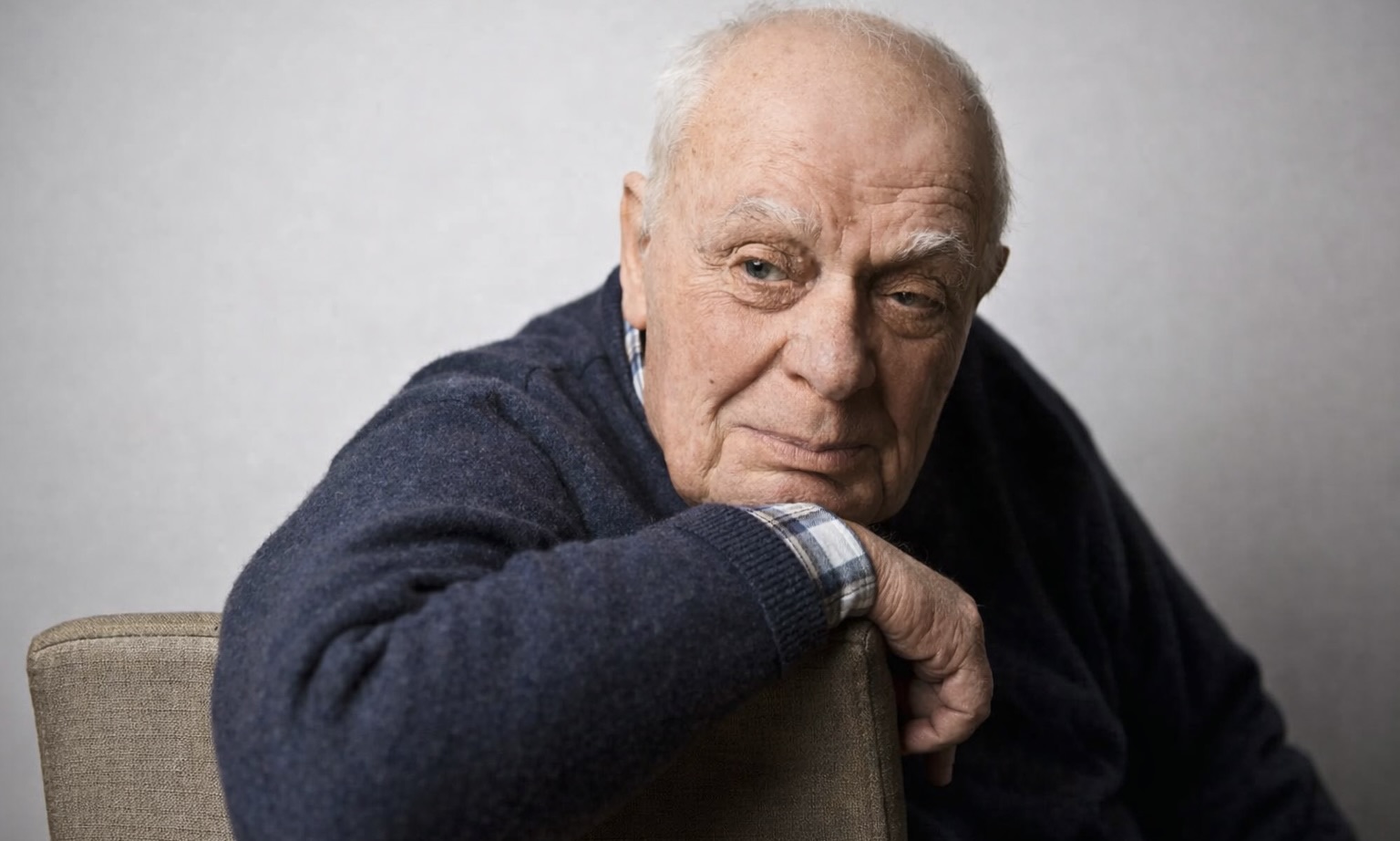 Portrait de L’écrivain portugais António Lobo Antunes, assis.