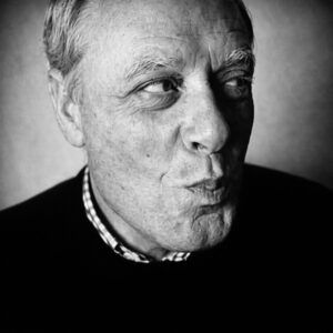 Portrait en noir et blanc de l’écrivain portugais António Lobo Antunes