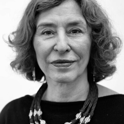 Portrait en noir et blanc de l’écrivaine et professeure iranienne Azar Nafisi.
