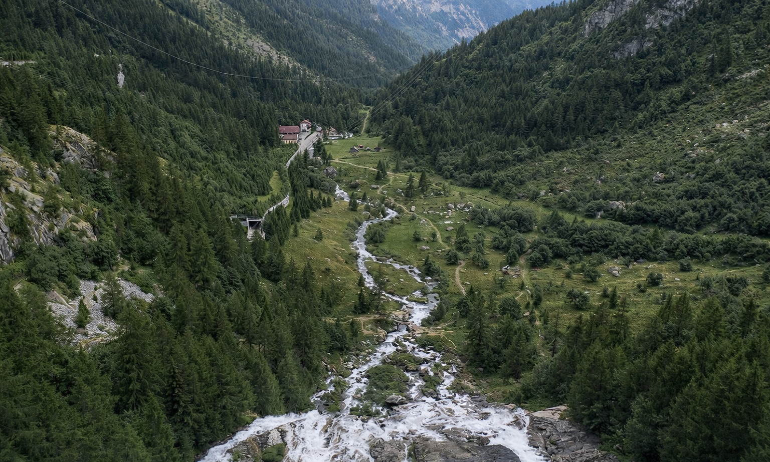 Vue de la vallée de Formazza depuis la Cascade du Toce.