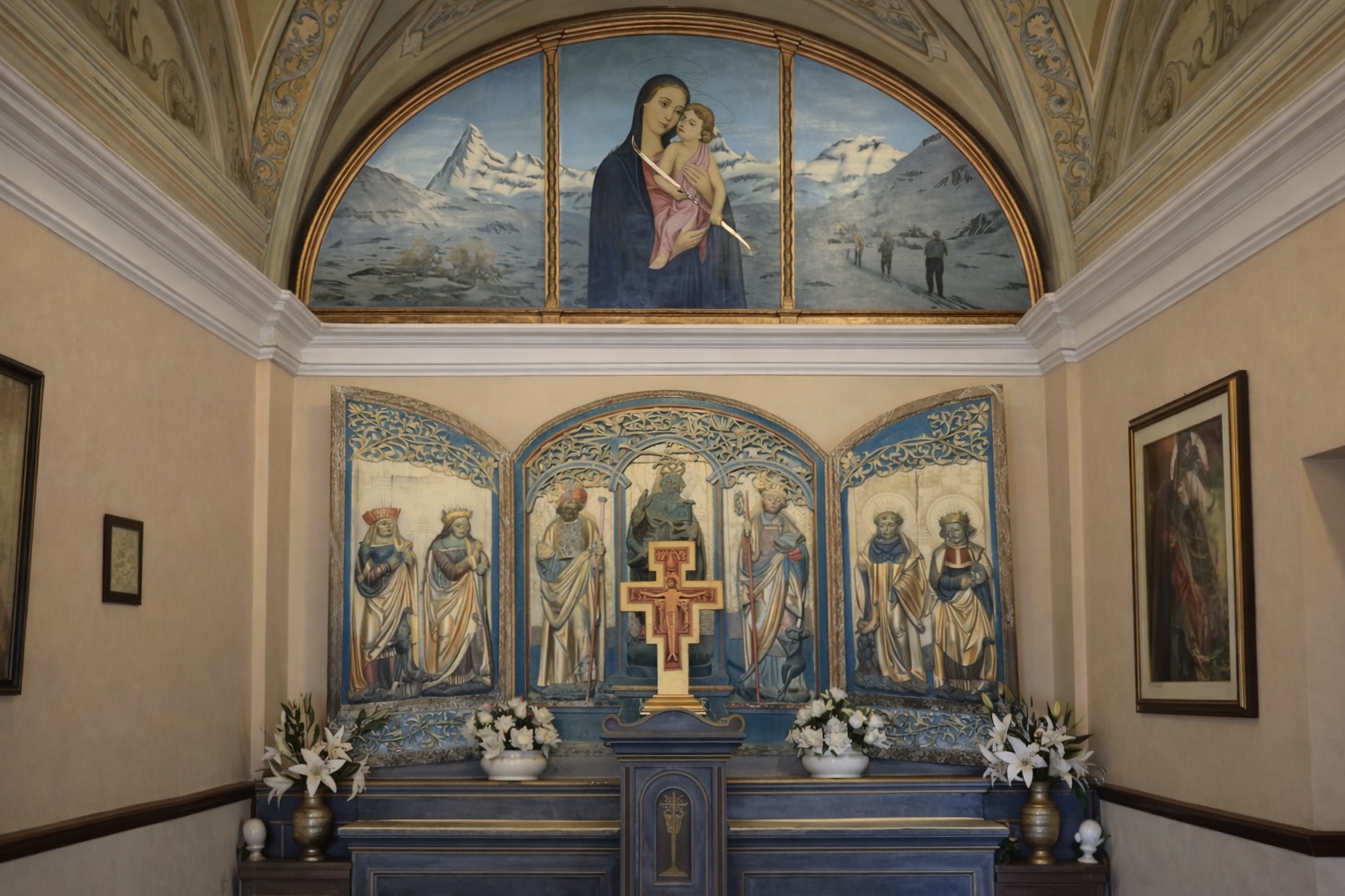 Intérieure de La petite chapelle de Sainte-Marie-des-Neiges, à la Cascade du Toce, dans la vallée de Formazza. Au dessus de l'autel on voit une peinture de la Vierge à l'enfant dans des montagnes enneigées.