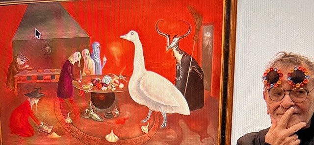 Fernando Arrabal visite l’exposition consacrée à Leonora Carrington au Musée du Luxembourg. Il pose devant un tableau.