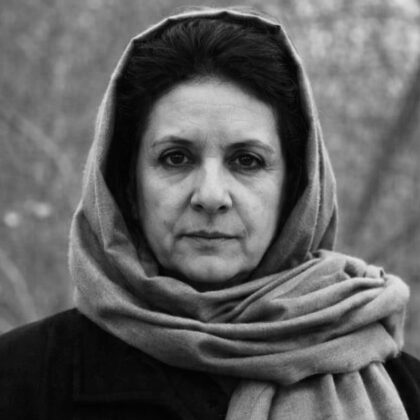 Portrait en noir et blanc de L’écrivaine iranienne Goli Taraghi.