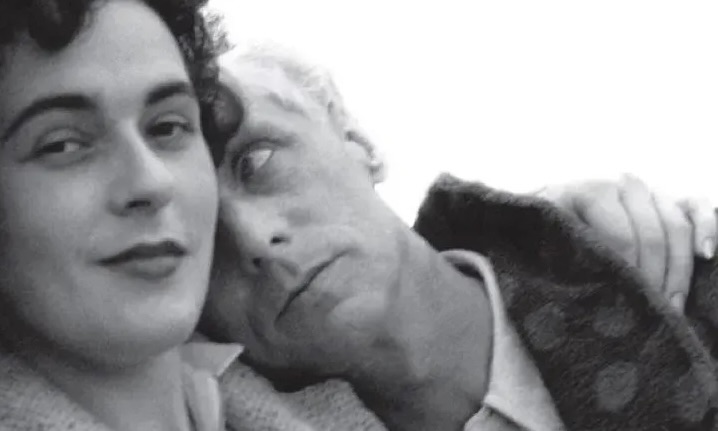Leonora Carrington et Max Ernst, il pose sa tête sur son épaule.