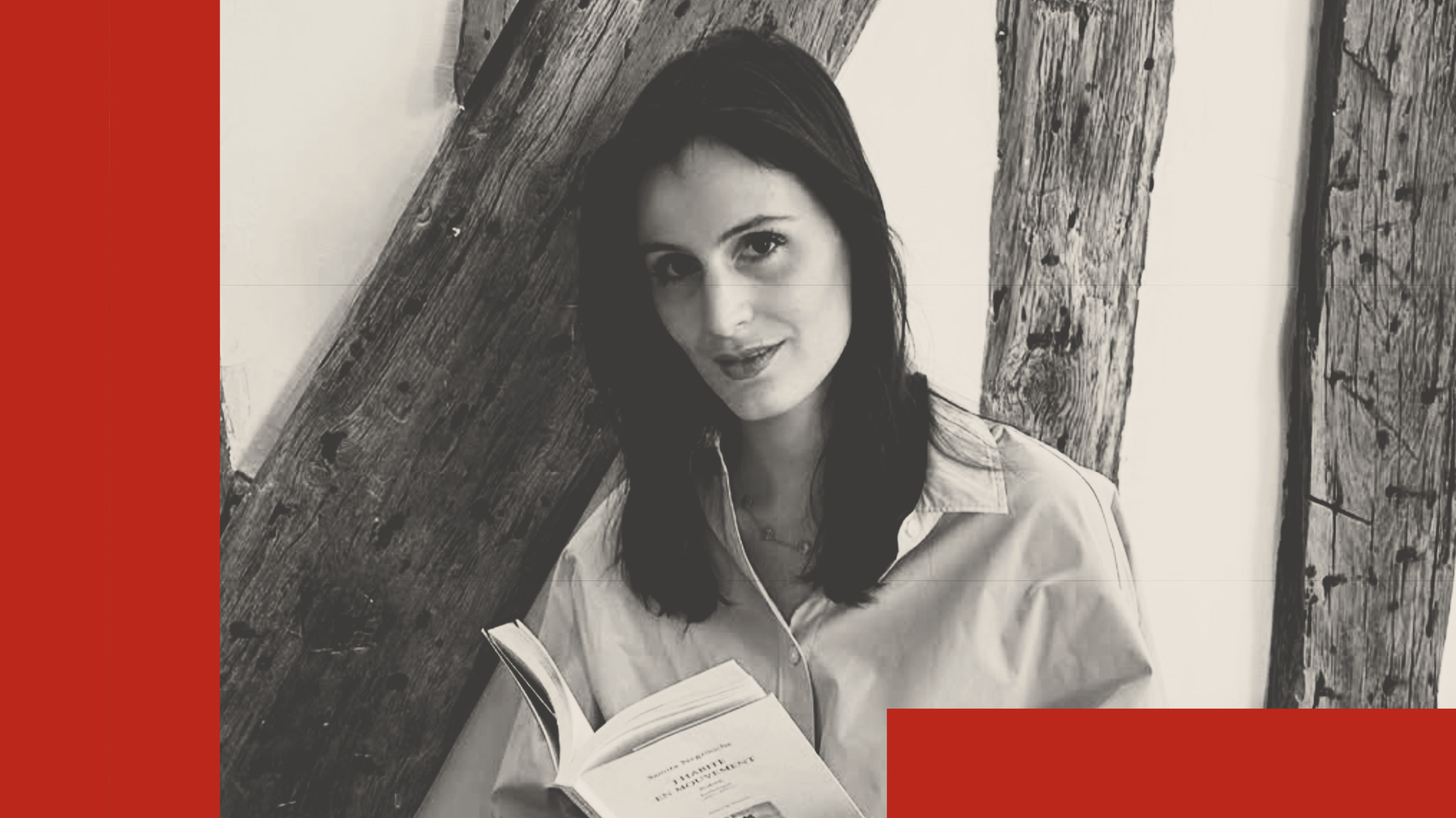 Influenceuse Estelle Derouen, en train de lire un livre.