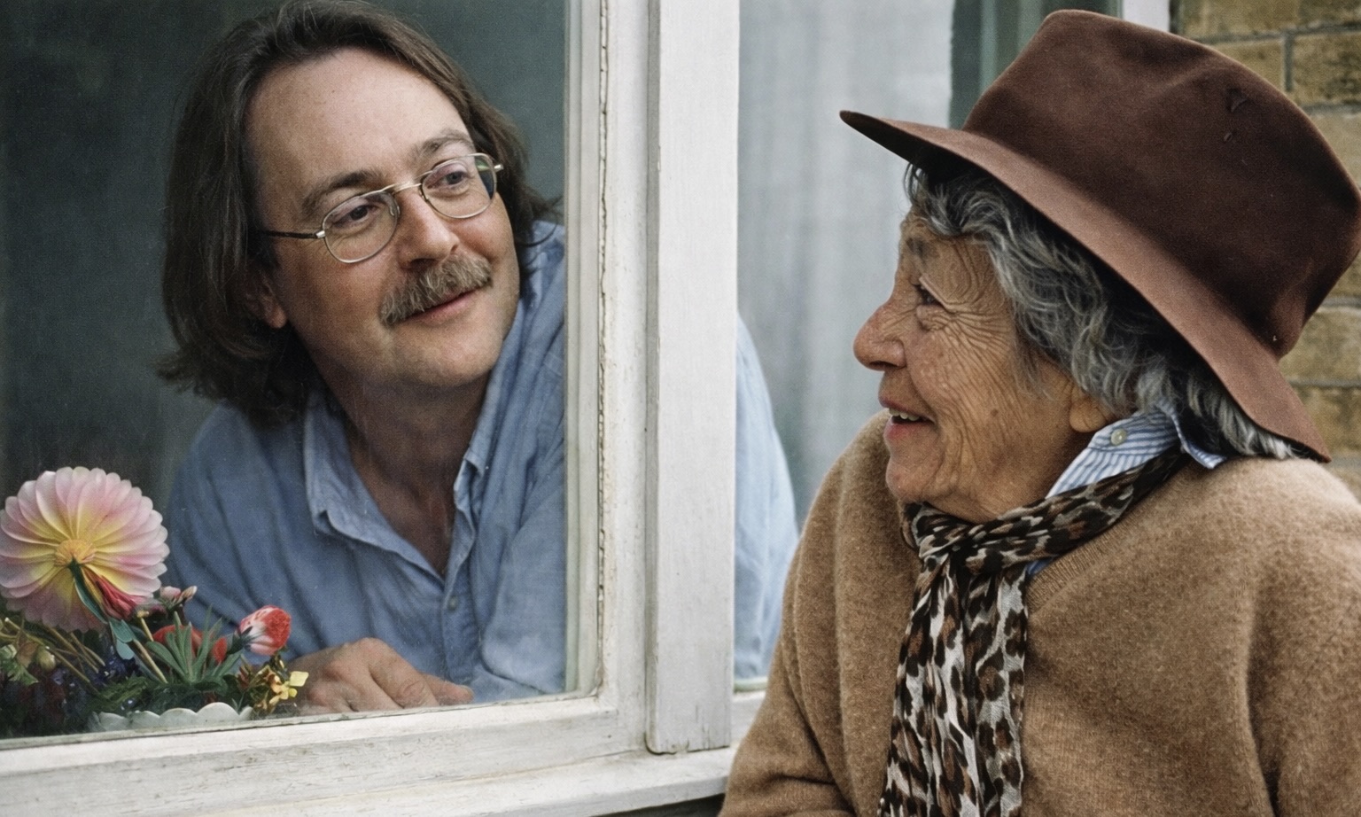 Marguerite Duras et Yann Andréa, il se regarde à travers une fenêtre.