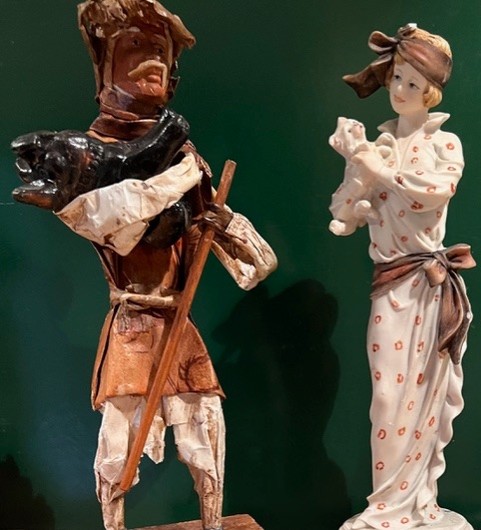 Deux petites statuettes, un homme à gauche et une femme à droite.