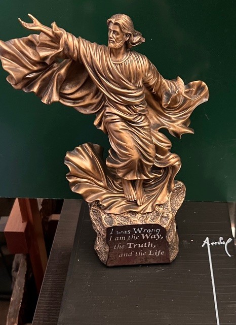 Statuette dorée d'un homme.