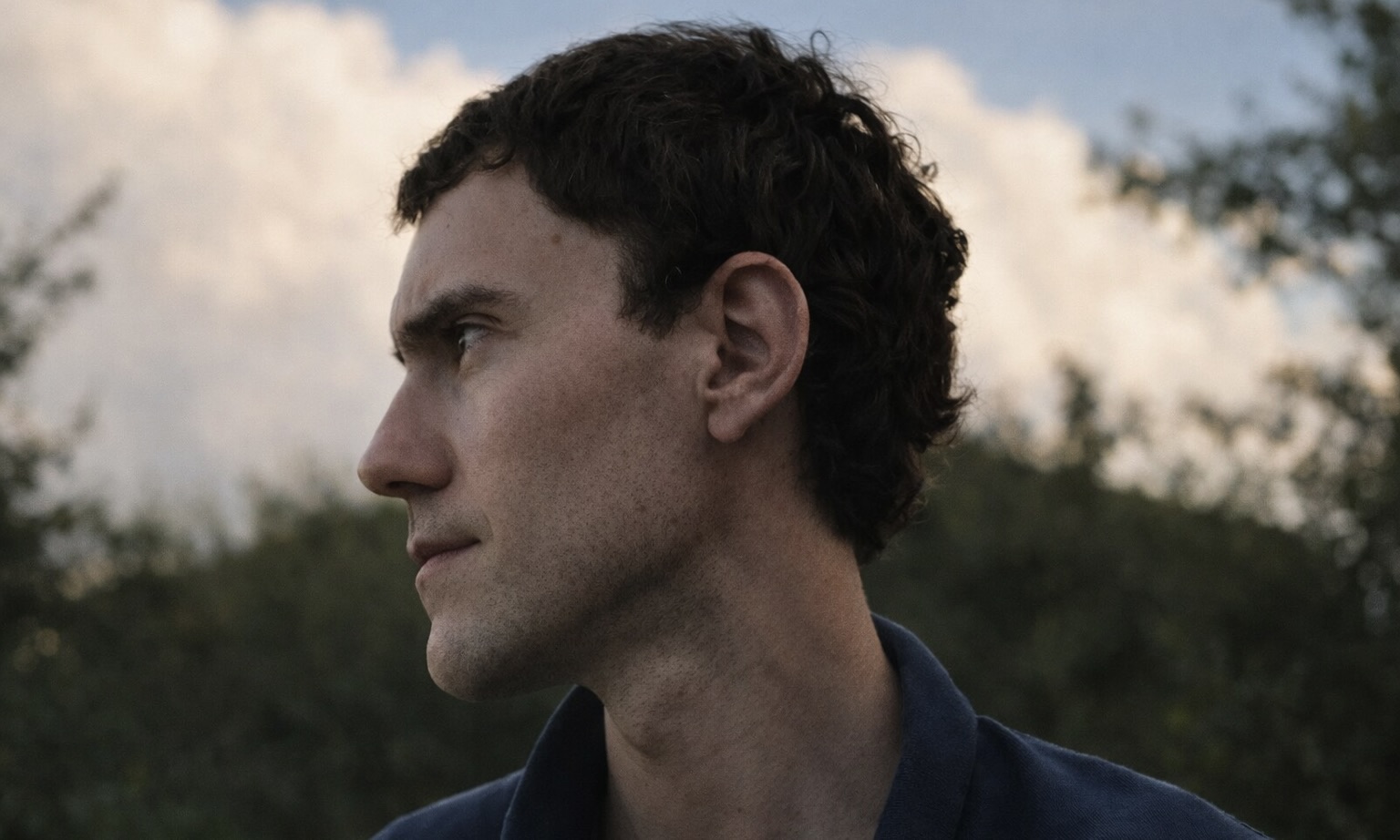 Portrait en couleurs de profil de Robin Josserand, écrivain.