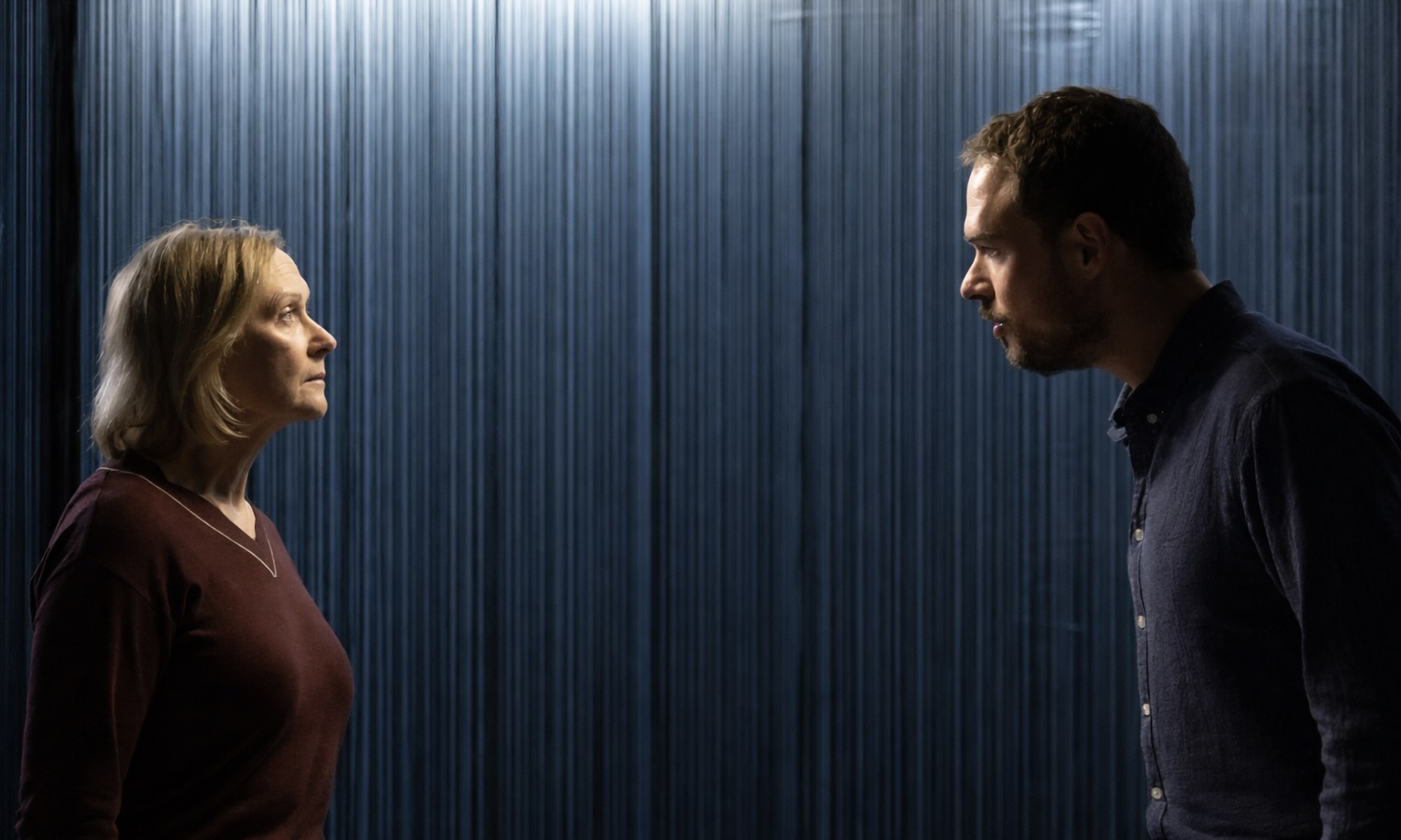 Hélène Alexandridis et Arthur Dreyfus dans « Les Grandes Illusions », pièce d’Arthur Dreyfus mise en scène de Laurent Charpentier. Il se font face à face.