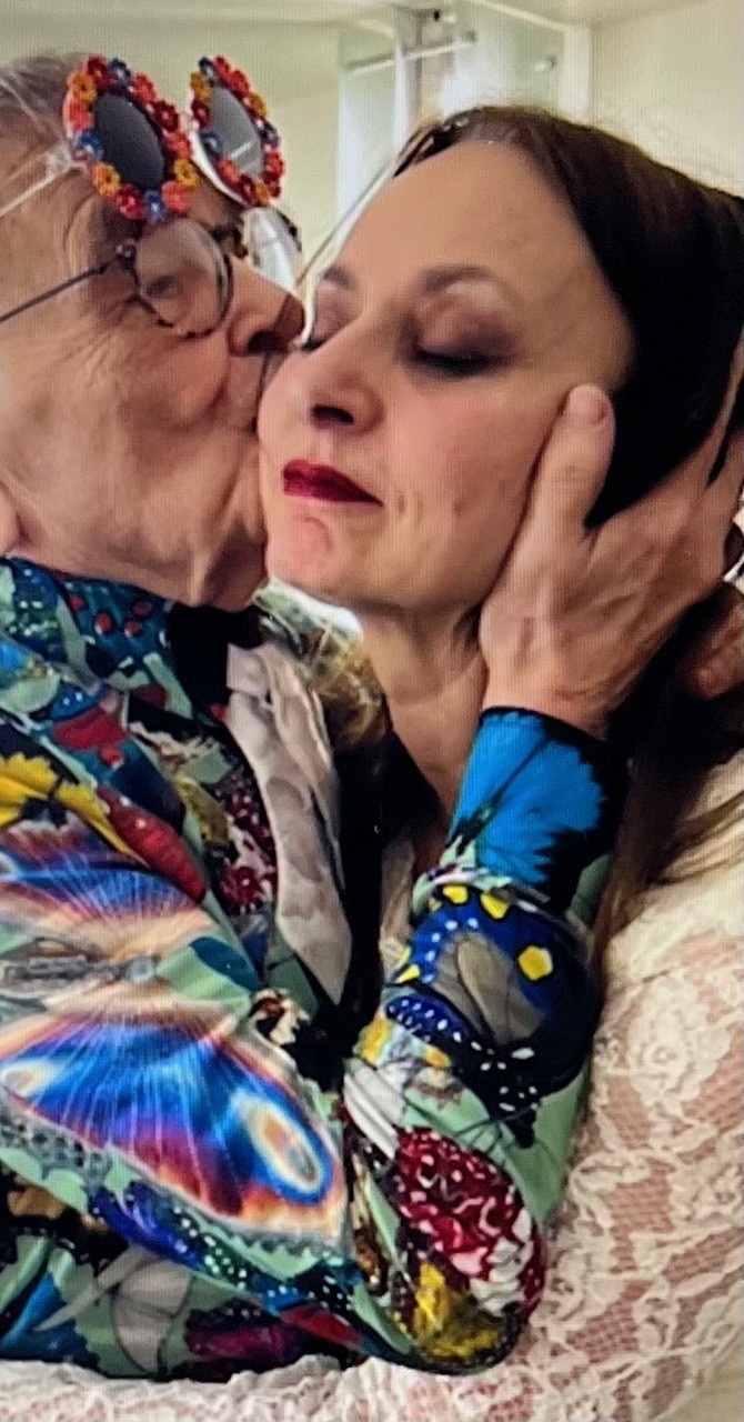 Fernando Arrabal et Angelica Liddell, il l'embrasse sur la joue.