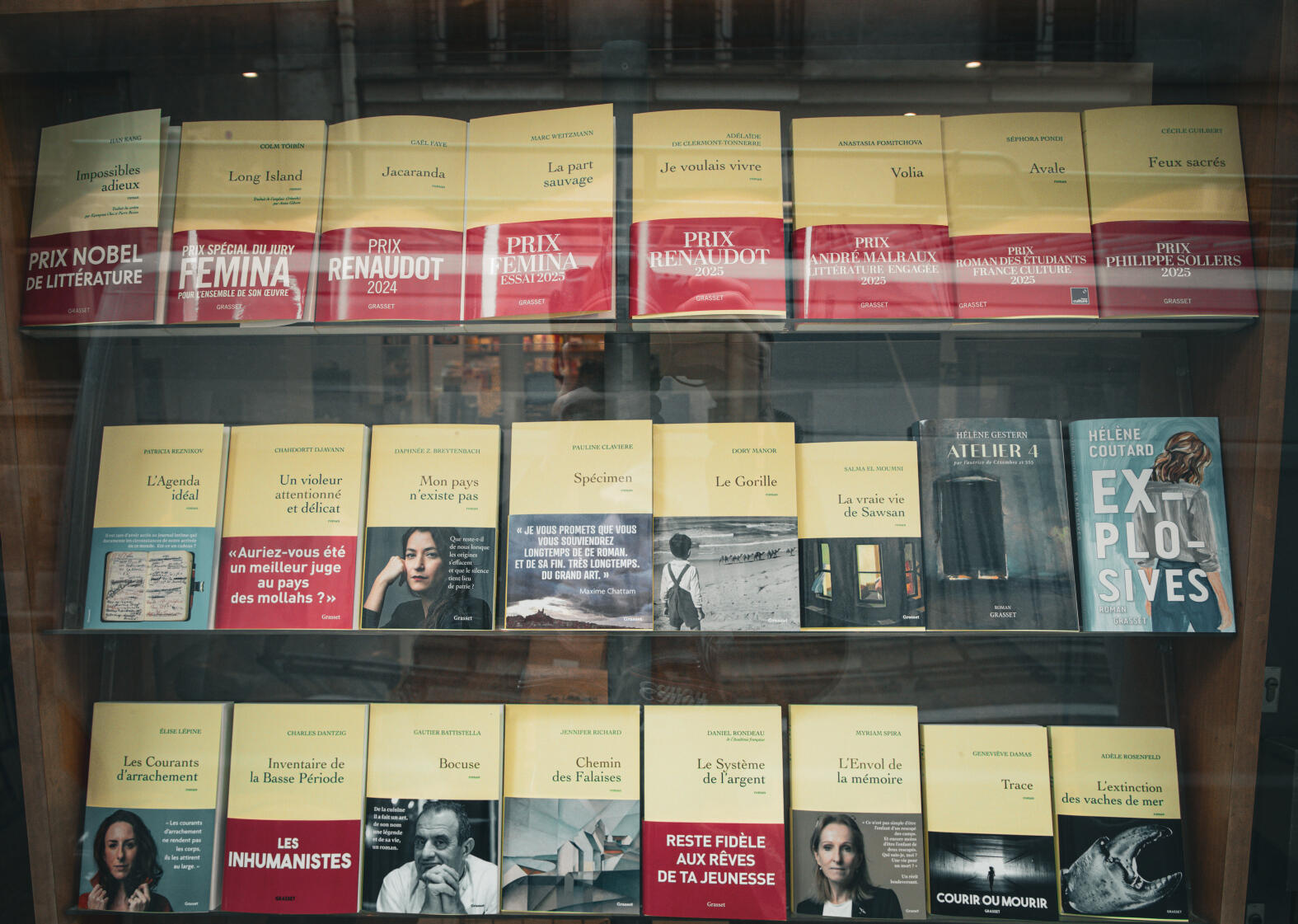 Vitrine de la maison d’édition Grasset avec des exemplaires de livres.