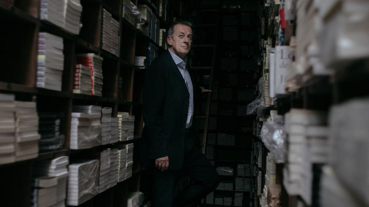 Olivier Nora, PDG de Grasset durant vingt-six ans, dans le magasin de la maison, entouré d'étagères remplies de livres.