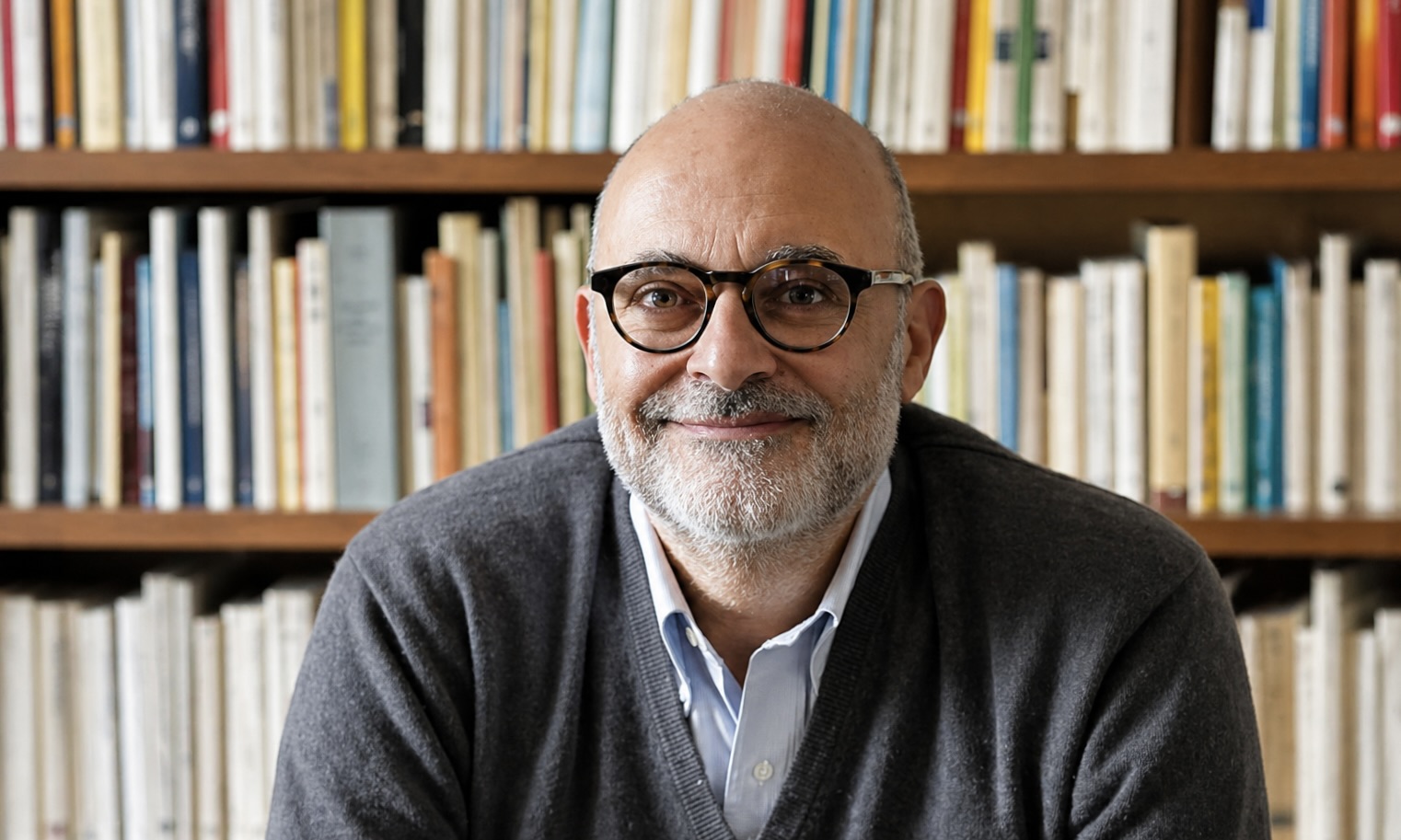 Le philosophe Paul Audi dans sa bibliothèque.