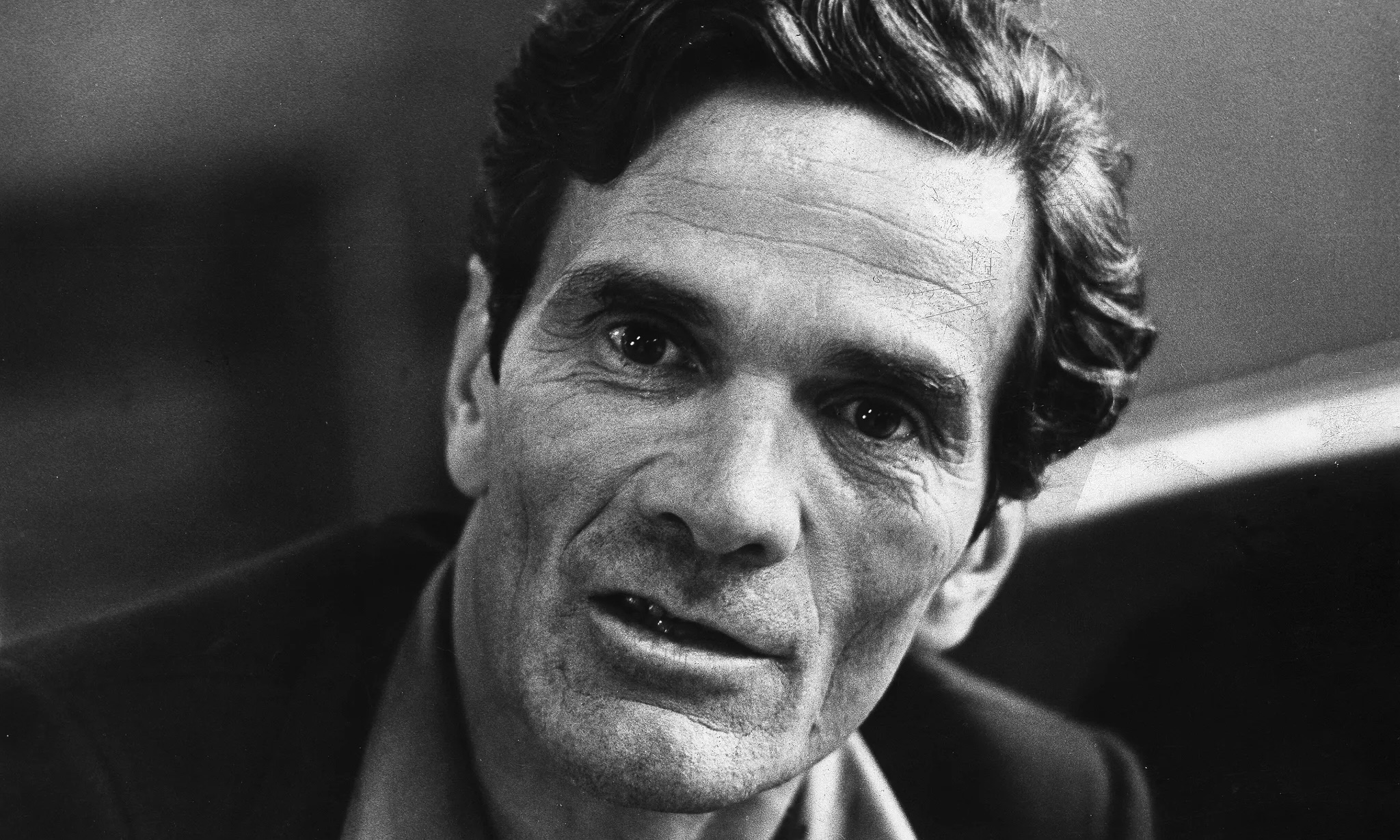 Photo en noir et blanc du cinéaste, écrivain et poète italien Pier Paolo Pasolini.