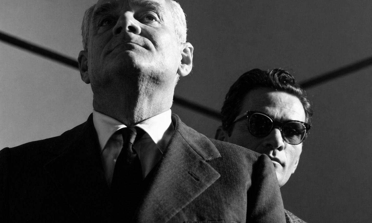 Alberto Moravia et Pier Paolo Pasolini derrière son épaule. Photo en noir et blanc.