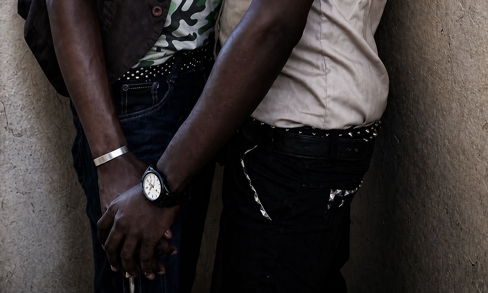 Deux hommes gays au Sénégal, on ne voit pas leurs visages, seulement leurs mains qui se tiennent.