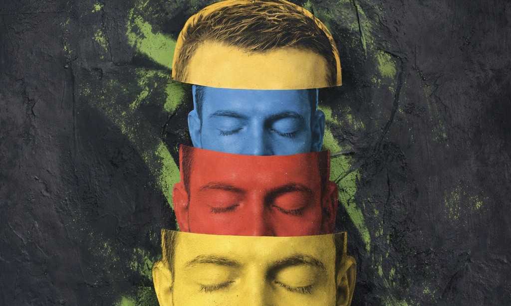 Cette œuvre artistique, collage street-art, montre un visage d’homme répété en plusieurs couches colorées (jaune, bleu, rouge), les yeux fermés.