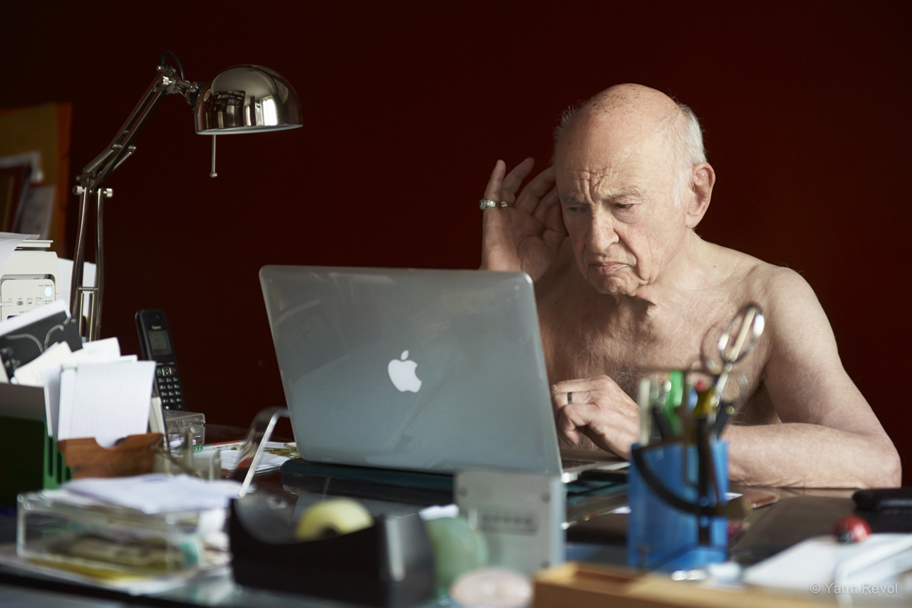Edgar Morin écrit sur son ordinateur dans son bureau, à domicile à Paris.