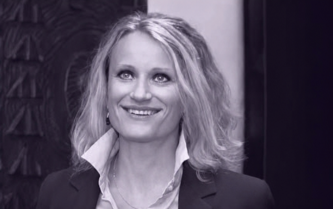 Portrait en noir et blanc de l'auteure Gabrielle Halpern.