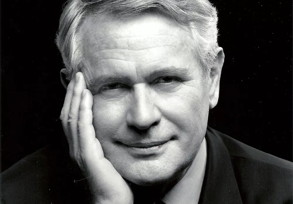 Portrait en noir et blanc de Jean-Noël Fabiani Salmon, le grand médecin et professeur de médecine.
