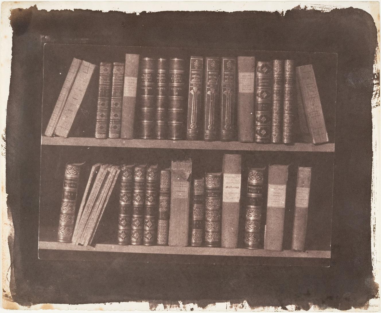 Photo de livres anciens par le photographe britannique Henry Fox Talbot.