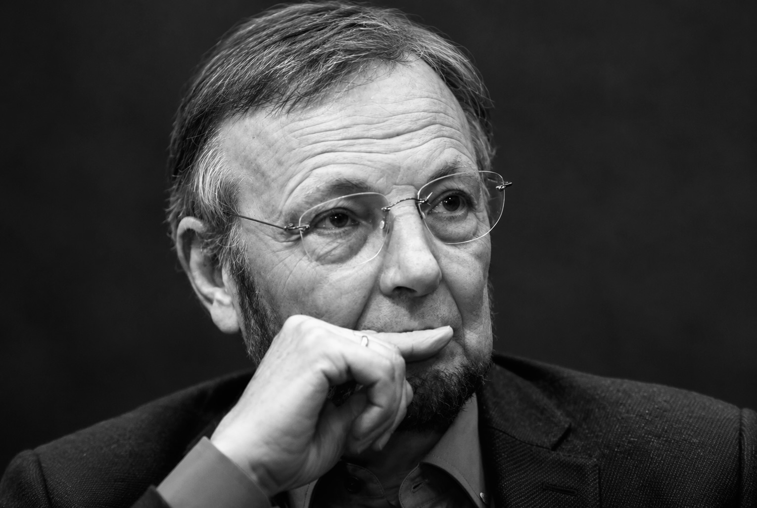 Photo en noir et blanc de l’historien et philosophe de la pensée juive, Armand Abécassis.