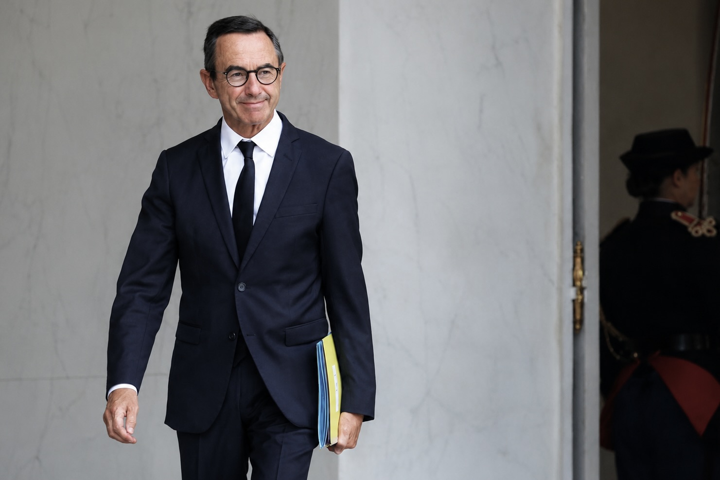 Bruno Retailleau debout sur le perron du ministère de l'Intérieur place Beauvau.