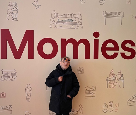 Fernando Arrabal visite l’exposition « Momies » au Musée de l’Homme.