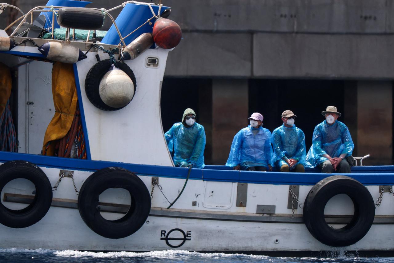 Des passagers du paquebot de croisière MV Hondius, touché par une épidémie d'hantavirus, sont transférés par bateau vers le port de Granadilla de l'île espagnole de Tenerife le 10 mai 2026.