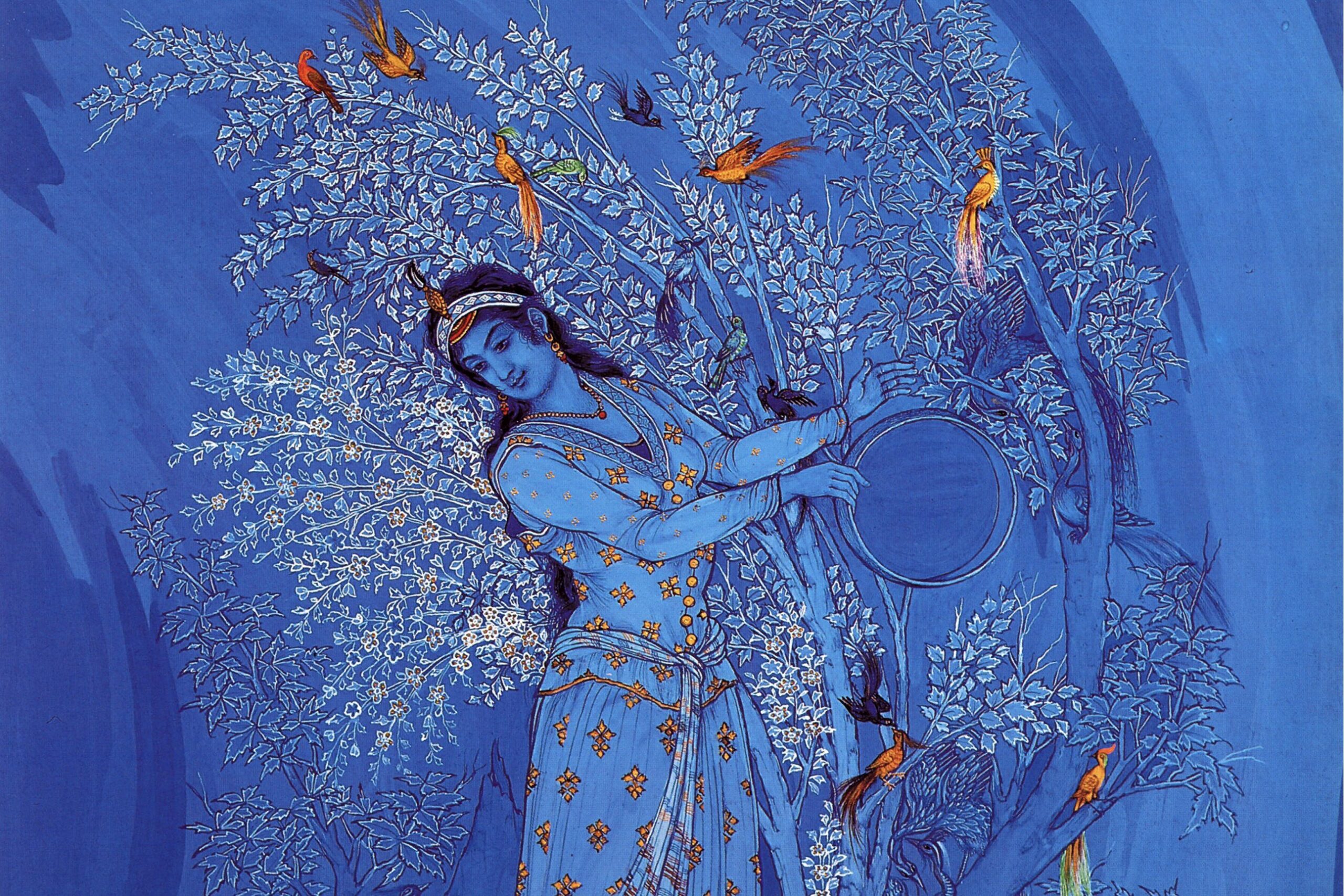 Une figure féminine vêtue de bleu se tient dans un jardin stylisé, entourée d’arbres et d’oiseaux sur fond bleu profond.
