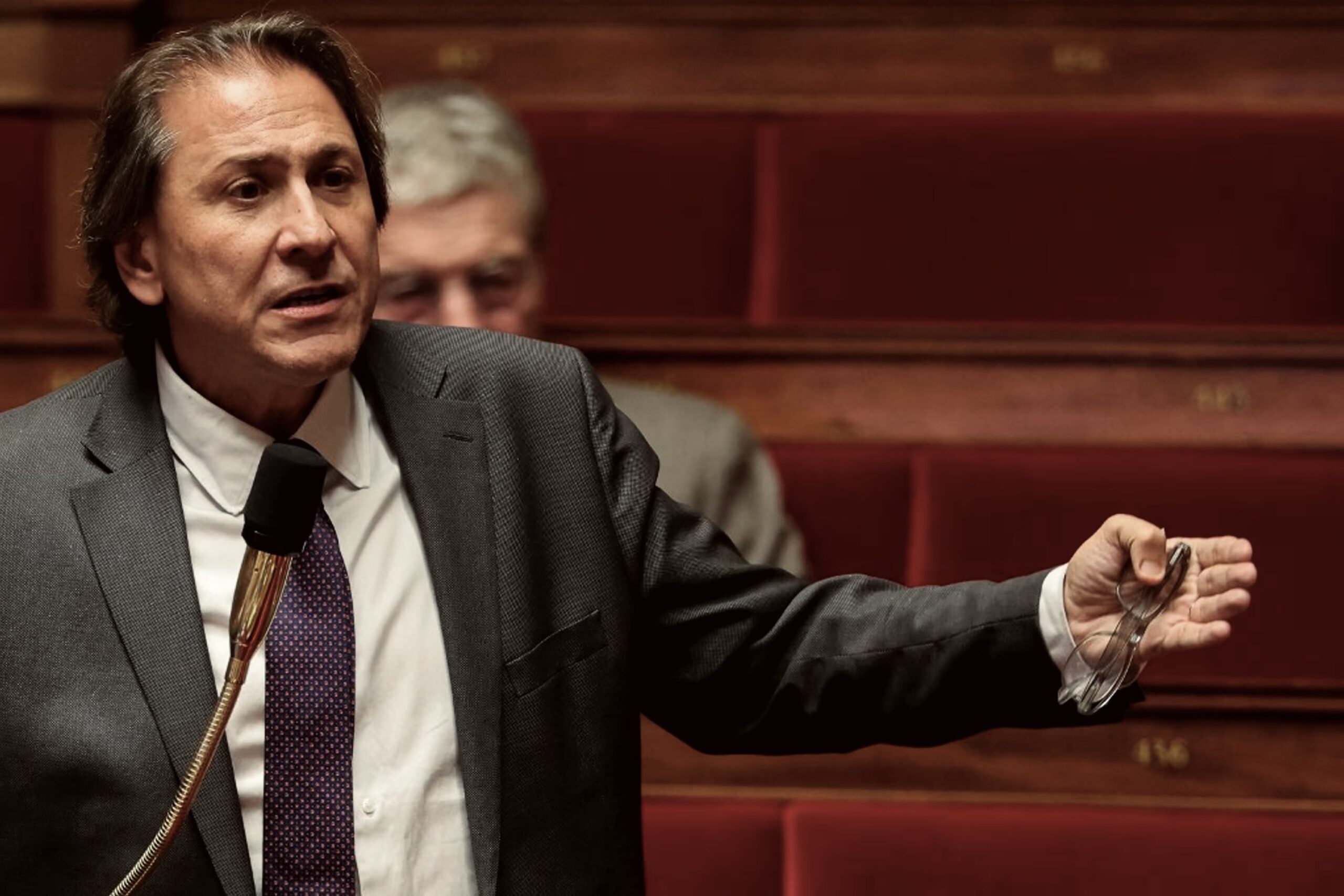 Jérôme Guedj à l’Assemblée nationale, il parle dans un micro.