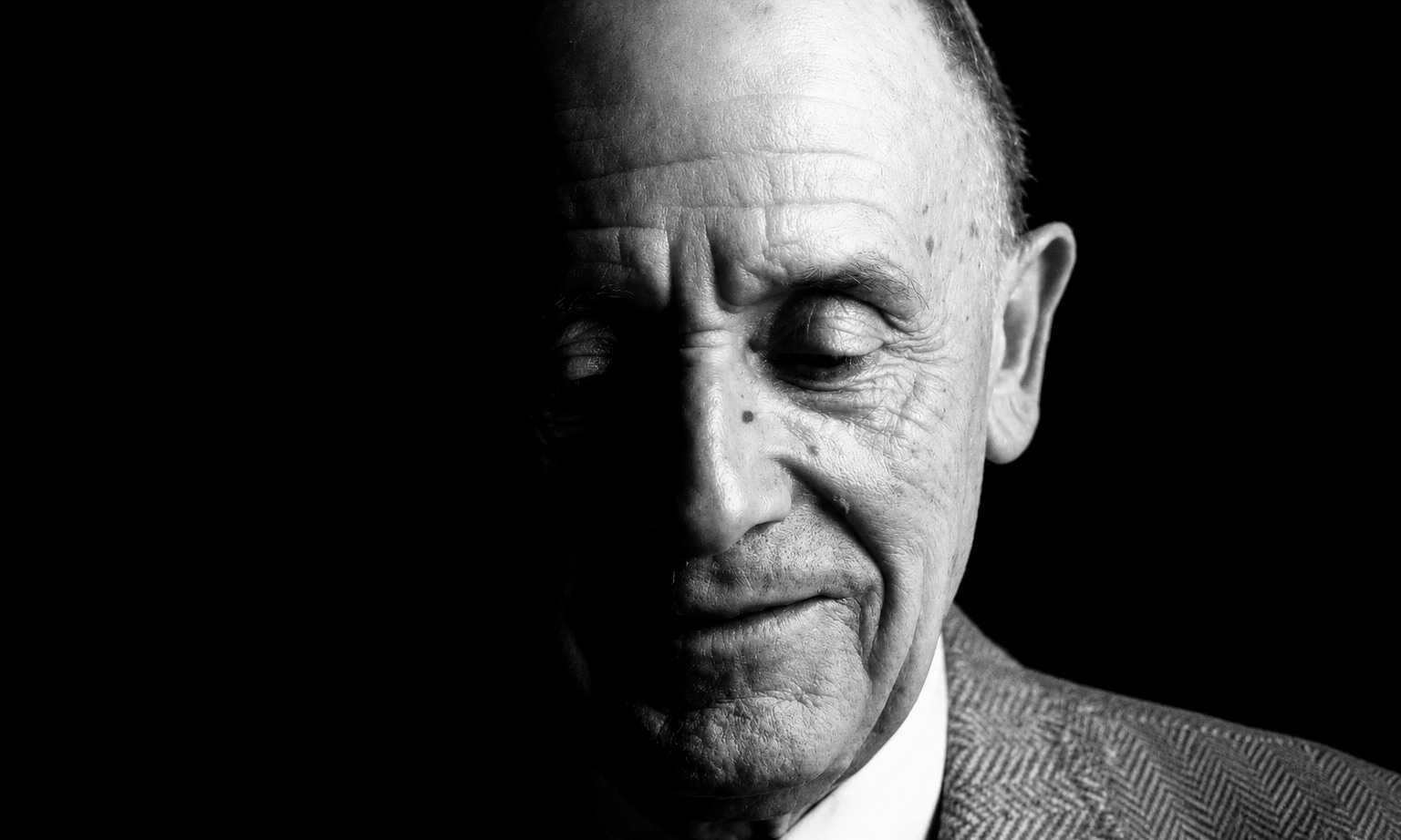 Portrait en noir et blanc de l’écrivain Julien Gracq.