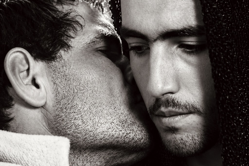 Otello Sestili (Judas) se penche àl'oreille de Enrique Irazoqui (Le Christ) dans le film de Pier Paolo Pasolini « L’Évangile selon saint Matthieu »