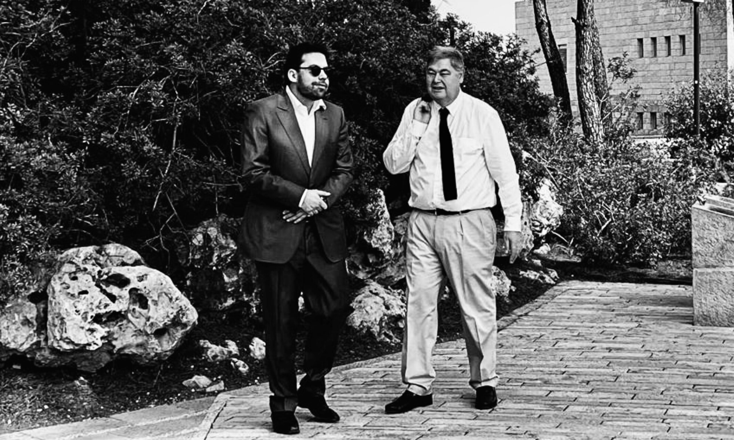 Photo en noir et blanc de Patrick Klugman et Pierre-François Veil à Yad Vashem.