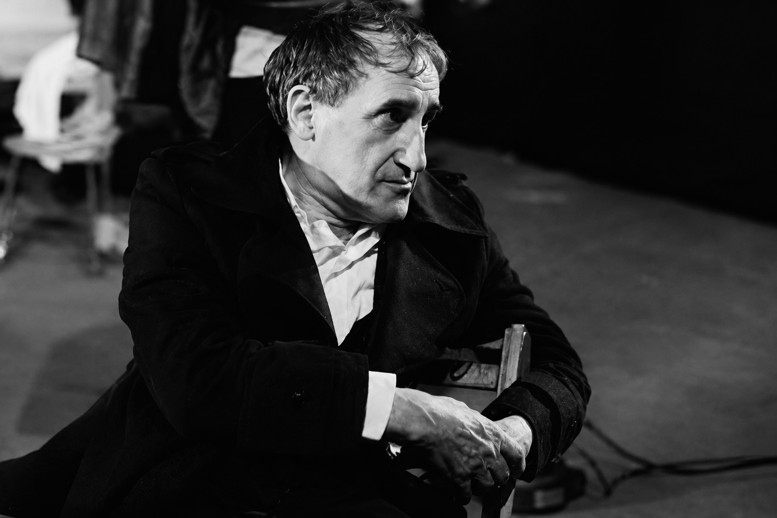 Portrait de Tadeusz Kantor en noir et blanc.