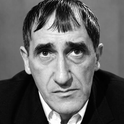 Portrait en noir et blanc de Tadeusz Kantor.