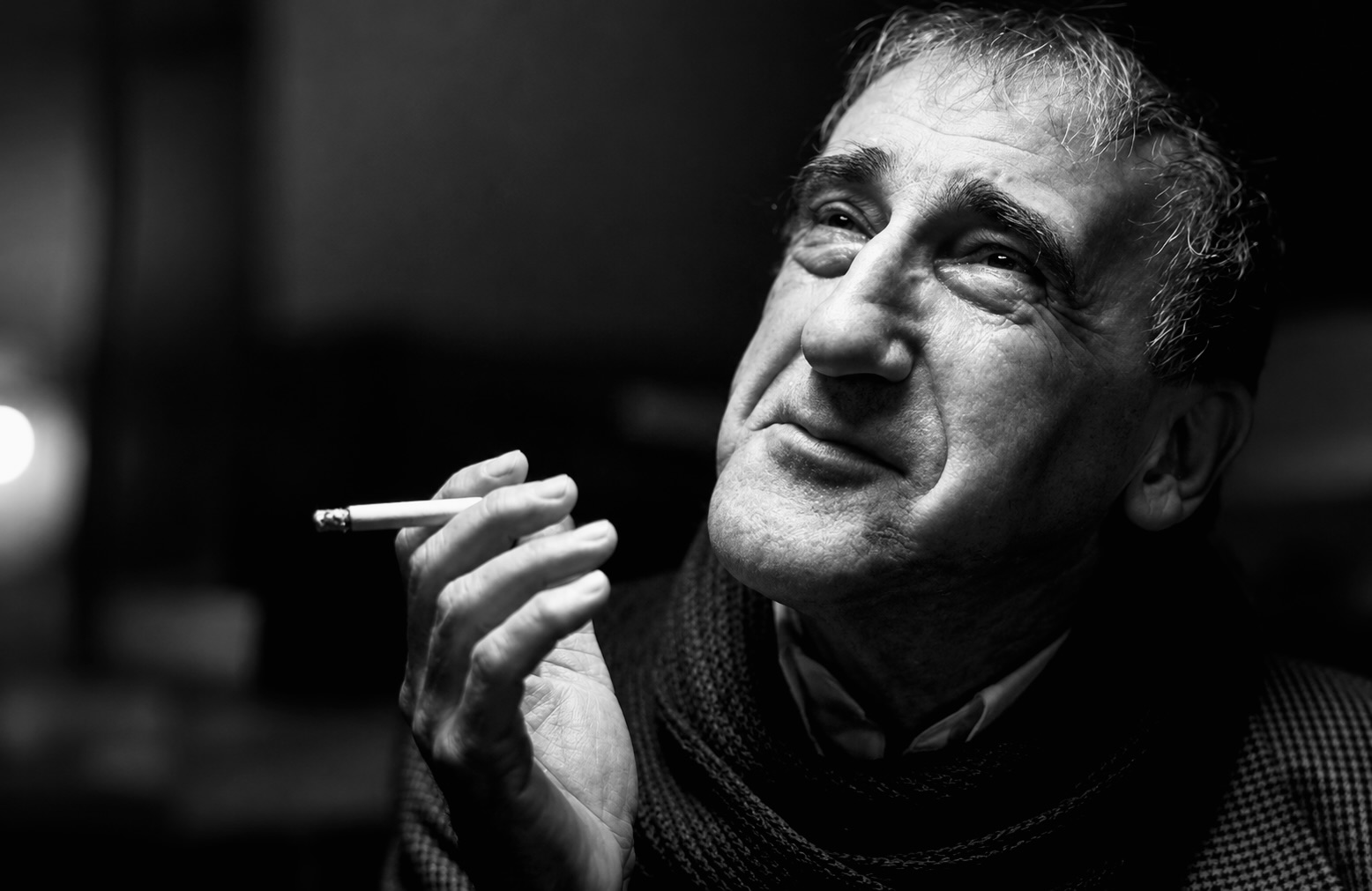 Portrait de Tadeusz Kantor en noir et blanc, il tient une cigarette.