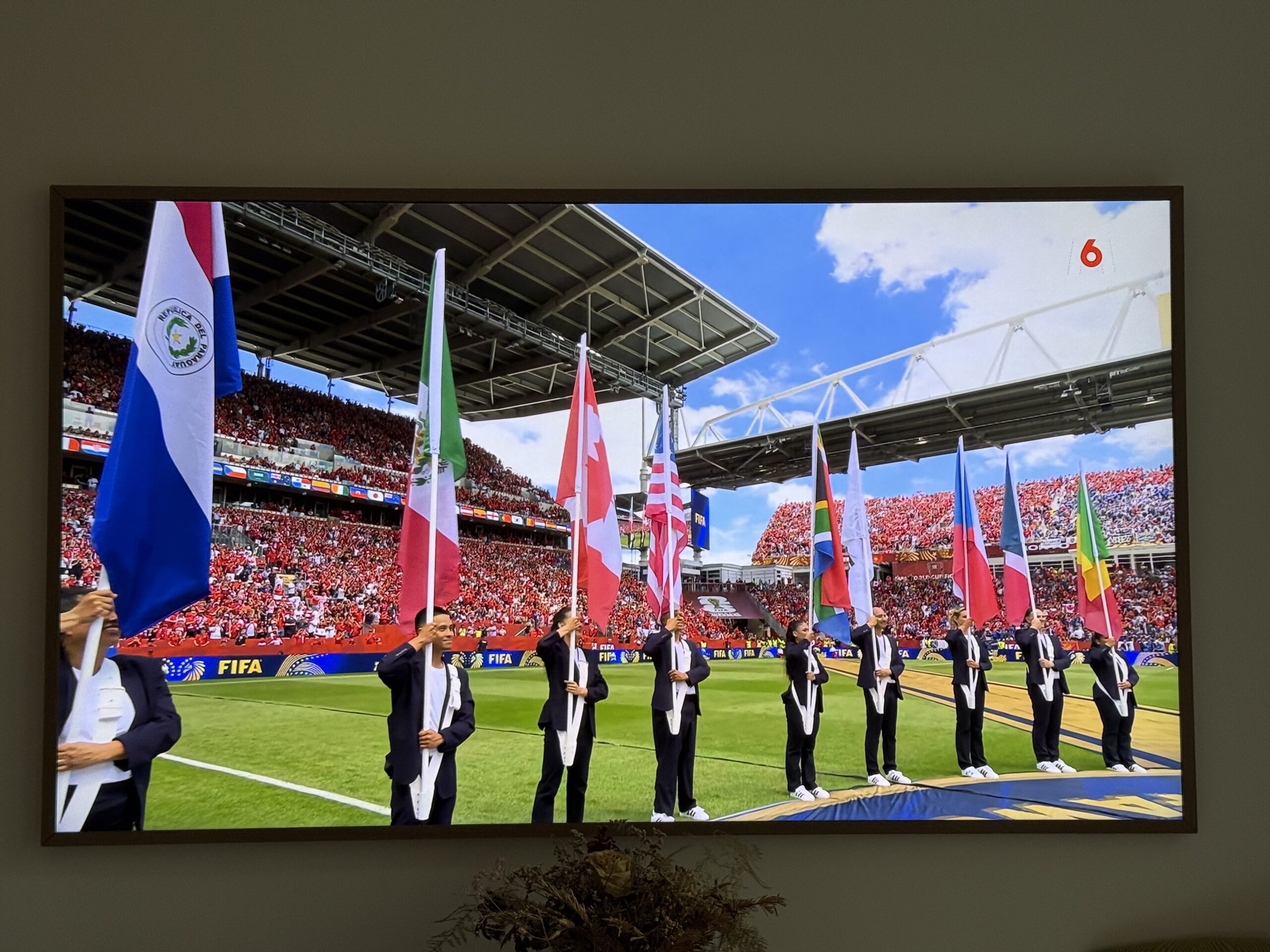 Photo d'un téléviseur, où l'on voit, l'ouverture de la coupe du monde de football 2026.