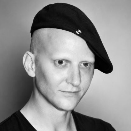 Portrait en noir et blanc de Ali Mahdavi.