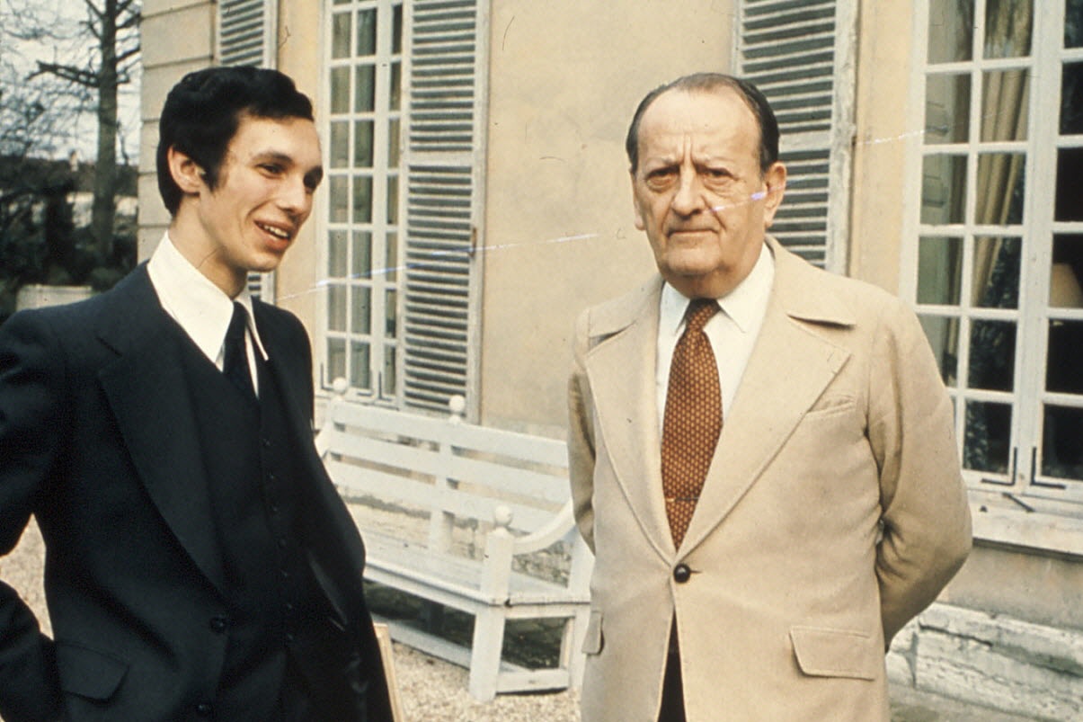 Michael de Saint-Cheron et André Malraux devant une maison bourgeoise.