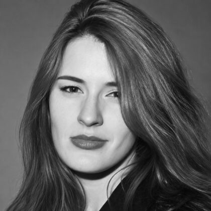 Portrait en noir et blanc de Constance Hadjadj.