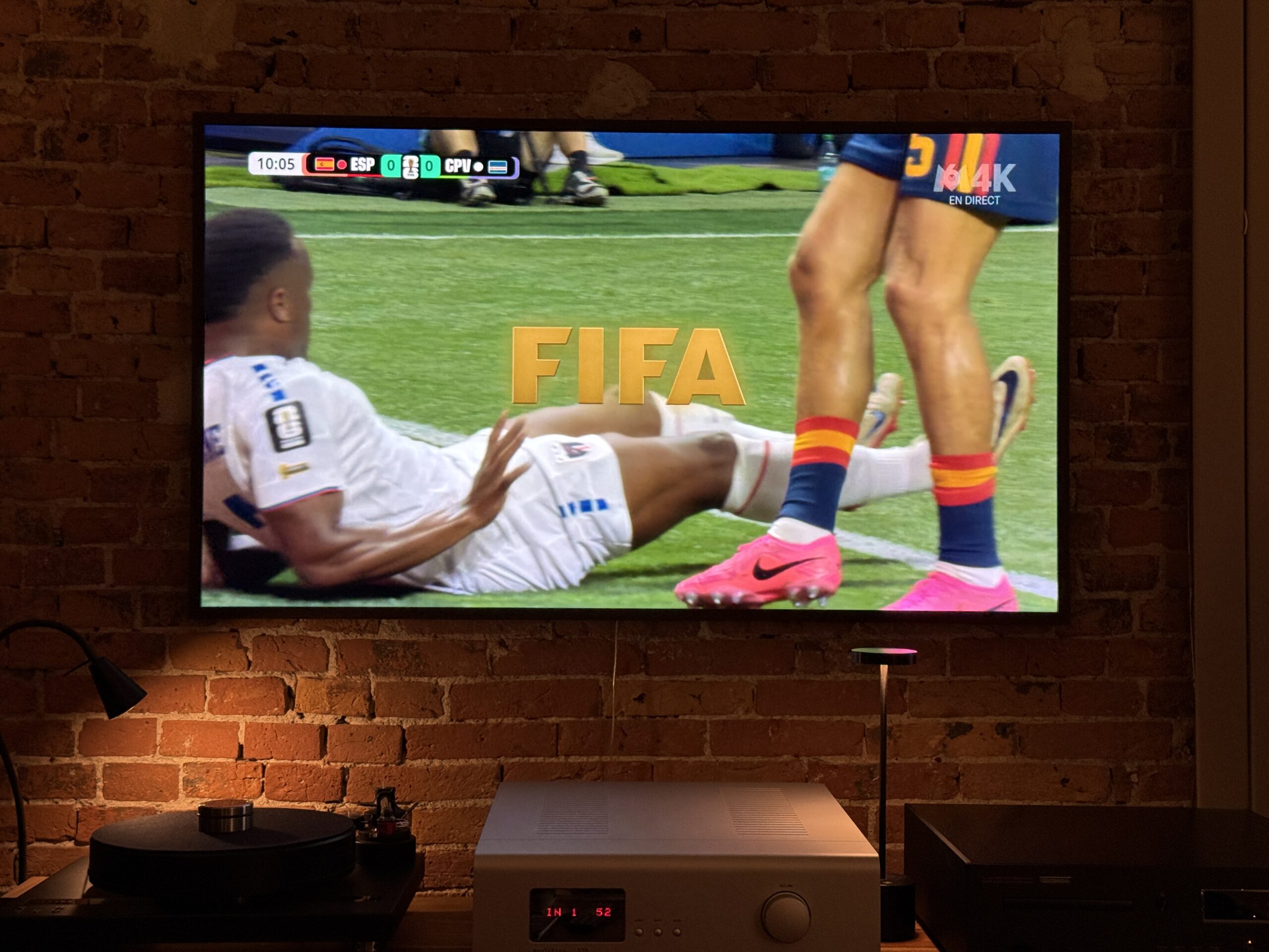 Le logo FIFA s'affiche lors de la retransmission d'un match de la coupe du Monde.