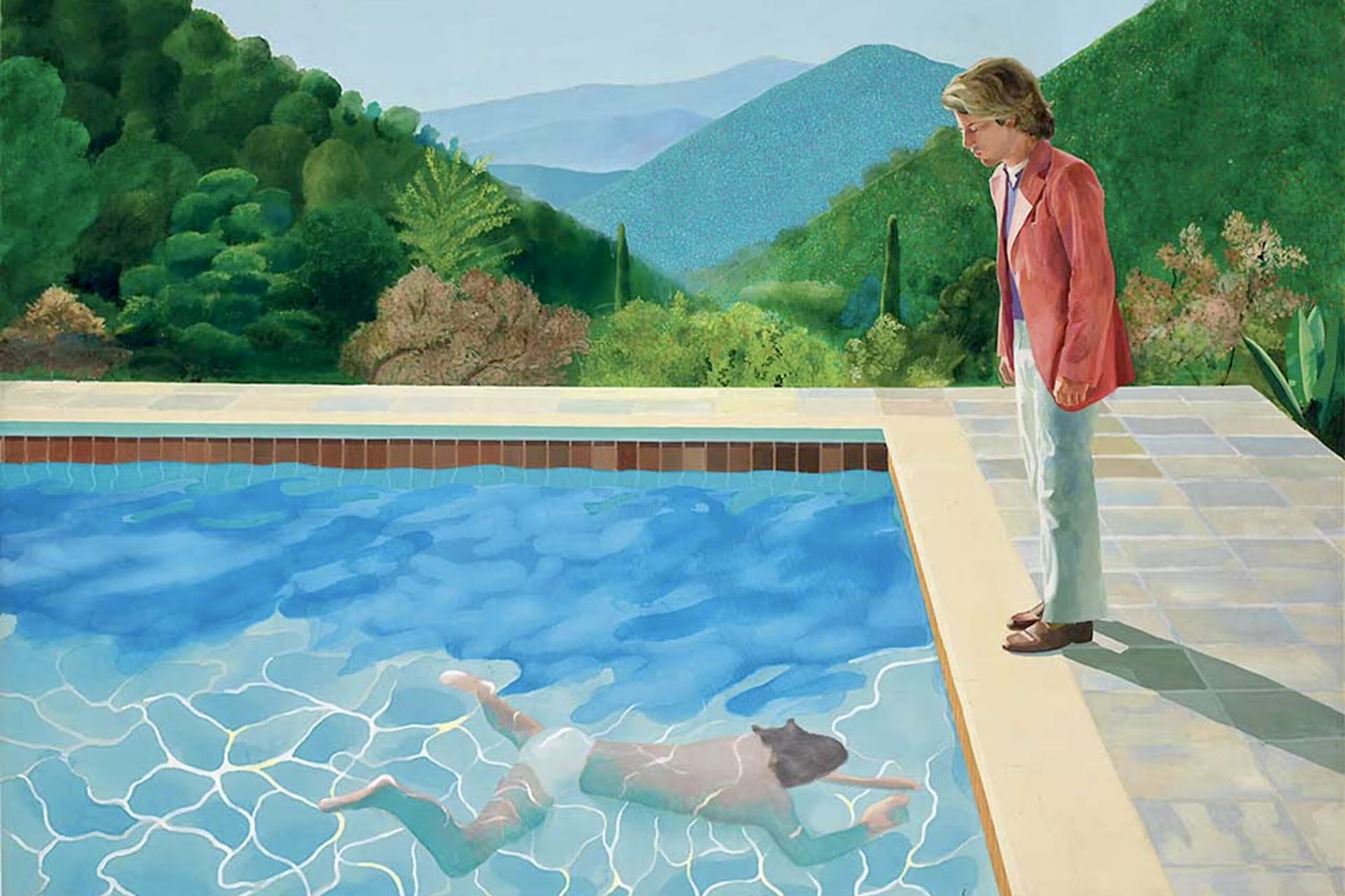 Une personne se tient au bord d’une piscine et regarde une autre personne immergée dans l’eau, dans un environnement extérieur entouré de végétation.