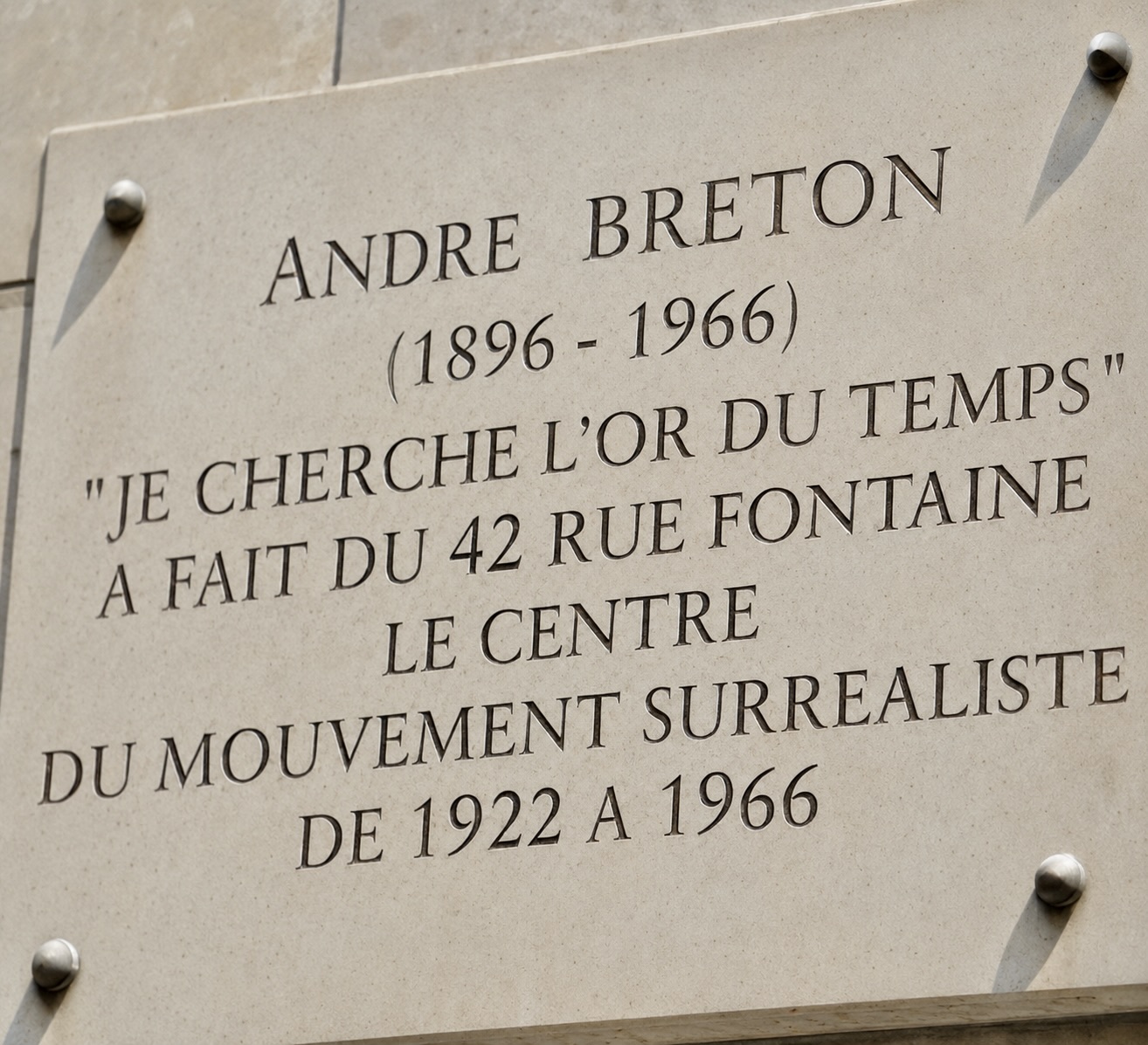 Plaque commémorative : André Breton (1896-1966) « je cherche l’or du temps » avait fait du 42 rue Fontaine le centre du mouvement surréaliste