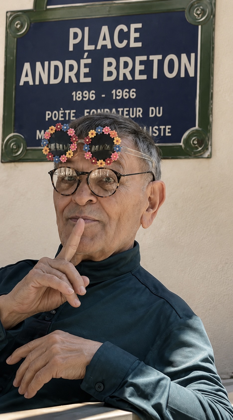 Fernando Arrabal devant la Place André Breton à Paris.