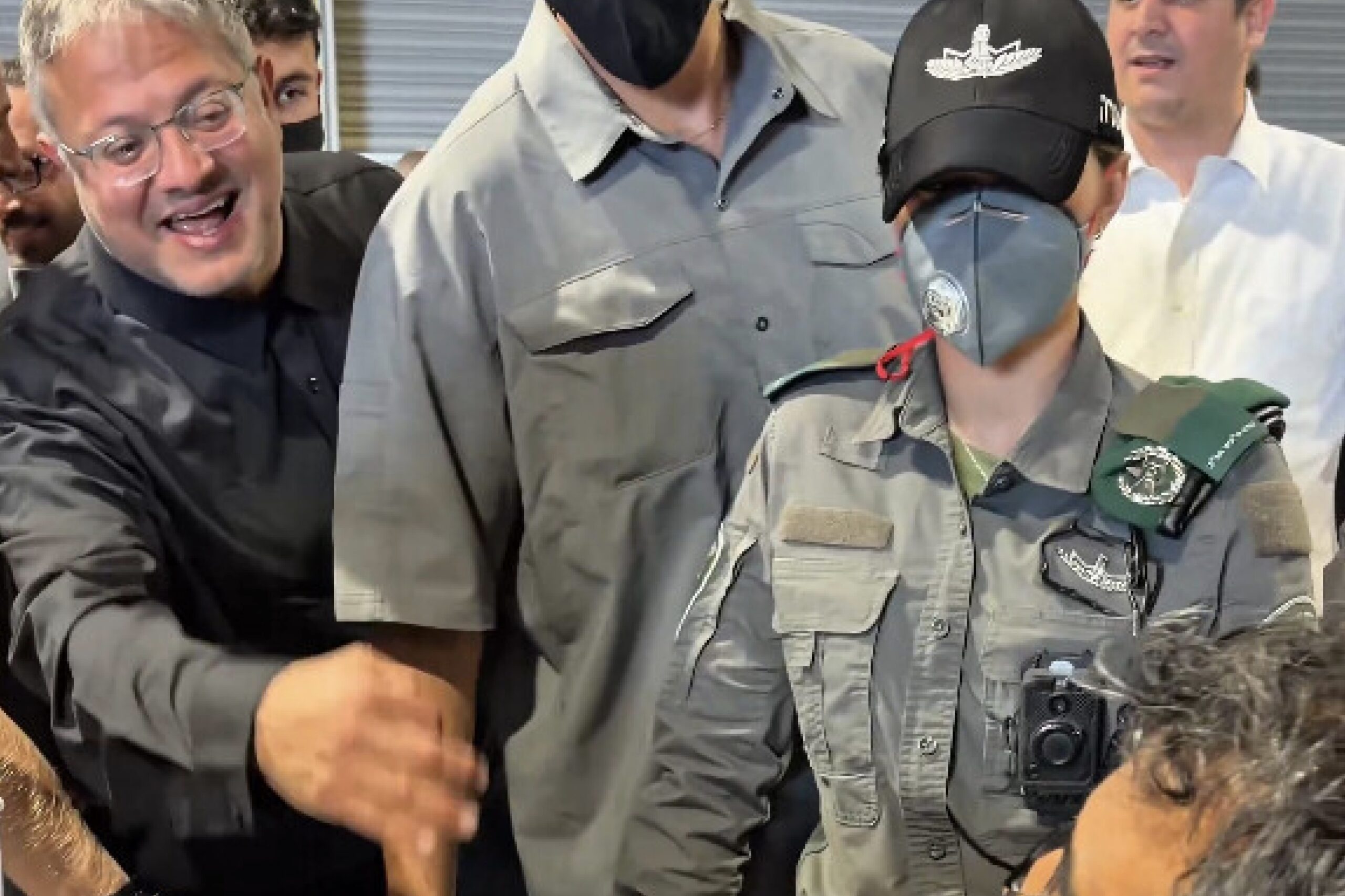 Le ministre israélien de la Sécurité nationale et figure de l’extrême droite Itamar Ben-Gvir, a été filmé en train de se moquer et d’humilier des militants de la Global Sumud Flottilla pour Gaza qui avaient été arrêtés