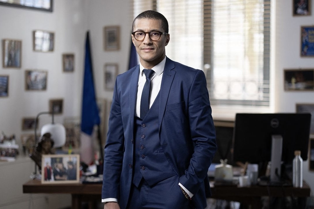 Le maire socialiste de Saint-Ouen Karim Bouamrane pose debout dans son bureau.