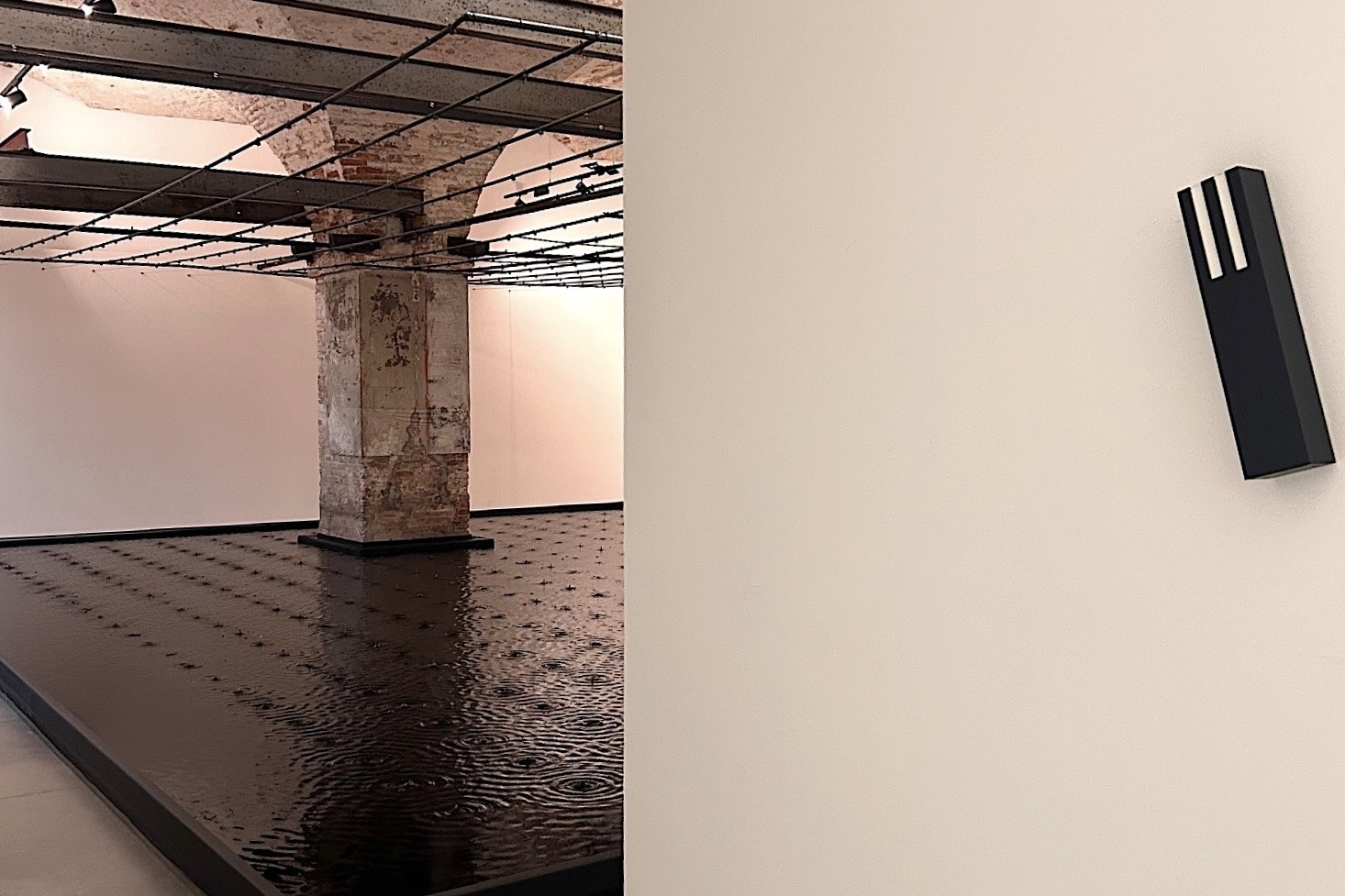 Mezouza sur un mur blanc au seuil de « Rose of Nothingness » l'oeuvre de Belu-Simion Fainaru